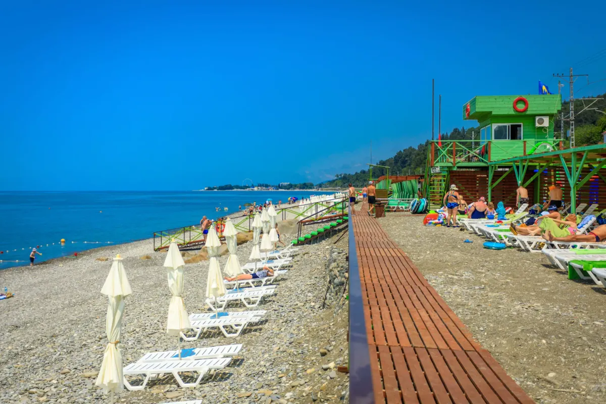 Пляжи Лазаревского 2026: полный обзор для семей с детьми