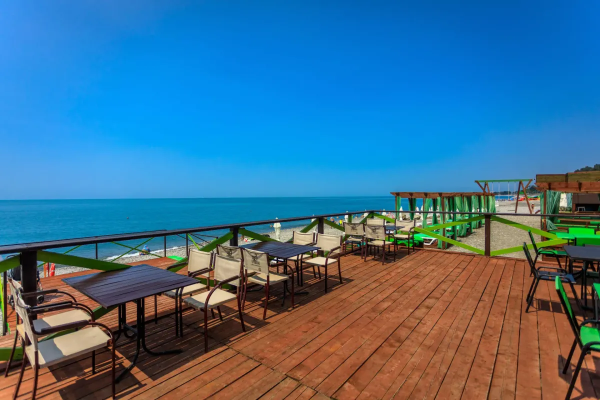 Пляж Багратион в Лазаревском: отдых для семей с детьми 2026